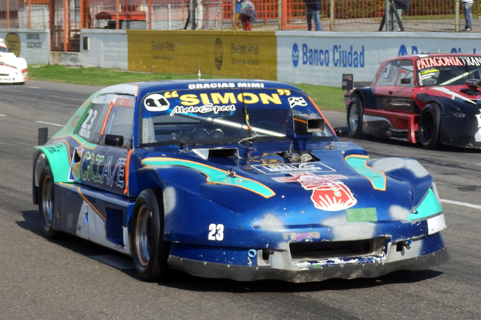 "El Doc" va por el milagro con la Chevy atendida por Vuga y De Caterina.