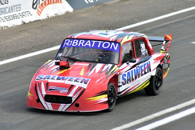 El Fiat 125 Berlina es atendido por GHerrera Racing