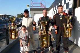 El podio de la Clase A 8° fecha en el Gálvez: 1° Federico Larroque, 2° Guillermo Ferrón y 3° Jorge Panella (h).