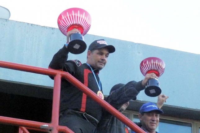 Martin &quot;El Torito&quot; Cornet festeja en el podio su primera victoria en la Clase B del Procar4000 en el Gálvez.