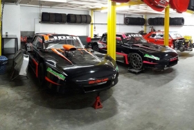 Los autos de Jorge y &quot;Jorgito&quot; Panella en las instalaciones del Benavidez Racing a la espera del inicio del campeonato 2018 del Procar4000.