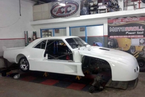 La Dodge de José Manzano en las instalaciones del Vaccaro Racing casi lista para la 4º fecha de la Clase B el próximo 24 de Mayo en el Gálvez.