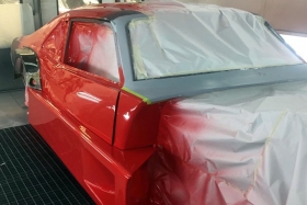 La Chevy de Nowak en pleno proceso de pintura. El de Hurlingham quiere volver a la Clase A en la última parte del año deportivo.
