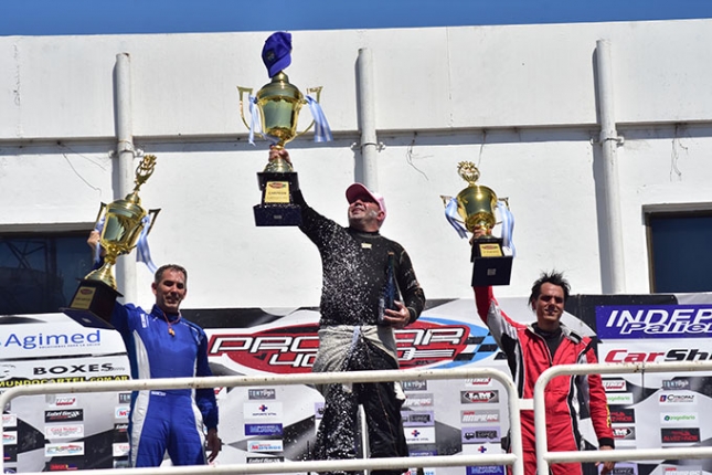 Gargaglione levanta la copa de campeón, a sus lados Luciano Fortunato (2°) y Gastón Herrera (3°)