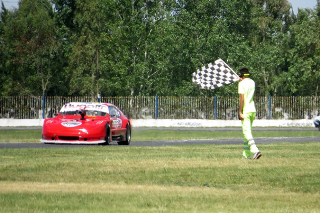 Diego Ramos cerró un fin de semana perfecto en La Plata: pole, serie y final para asegurarse el subcampeonato en la Clase B.