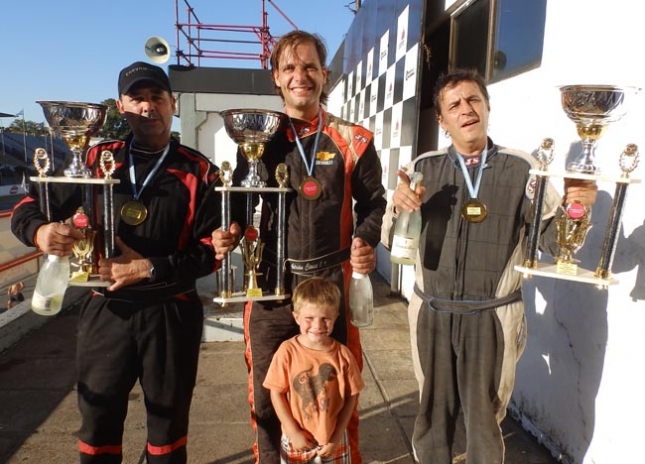 El podio de la Clase B 1° fecha en el Gálvez: 1° Adrian Ciocci, 2° Martin Cornet y 3° Nelson Castejurry.