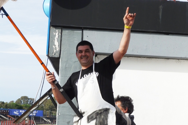 Martin "El Carnicero" Cornet festeja el título (el primero para él en el automovilismo) logrado en la Clase B desde lo más alto del podio.