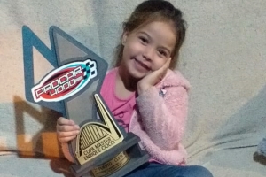 Kuky feliz con el trofeo de su papá