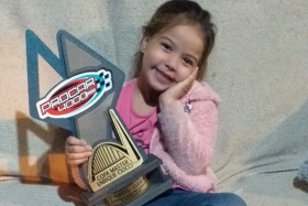 Kuky feliz con el trofeo de su papá
