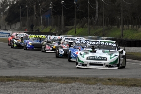 Nelson Costanzo ganador de la primera final de la Clase B con la Dodge del Tártara Competición.