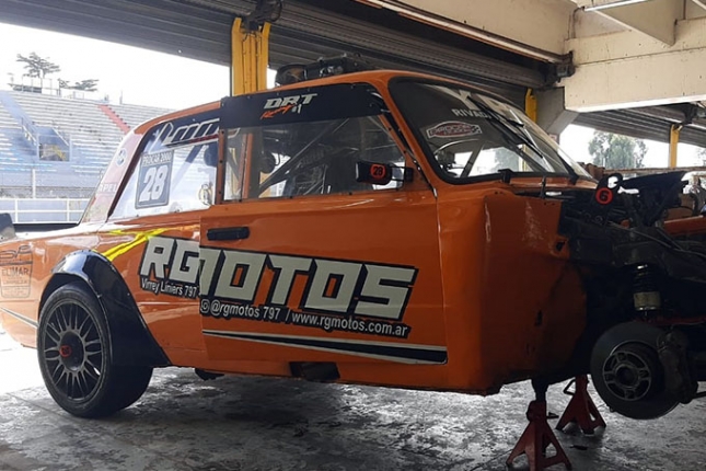 El Fiat 125 Berlina del binomio Luca-Ignacio Bruno en plena prueba en el Autódromo de Buenos Aires.