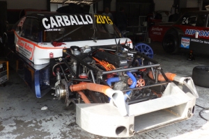 La Chevy de Diego Chao en pleno descanso en el box del equipo Martellini Competición. En la final largará primero en busca de la victoria en la Clase A.