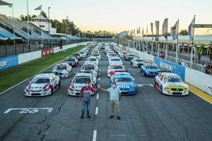 La recta principal del Gálvez con todos los autos del TopRace y Procar4000 junto a sus presidentes Levy y Ciocci.