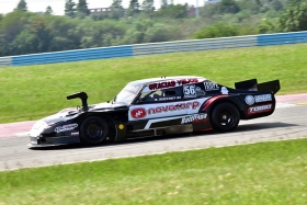 La Chevy del Battilana Racing es atendida por Chicho Bianchi en el chasis y Mariano D´Addezio en el motor