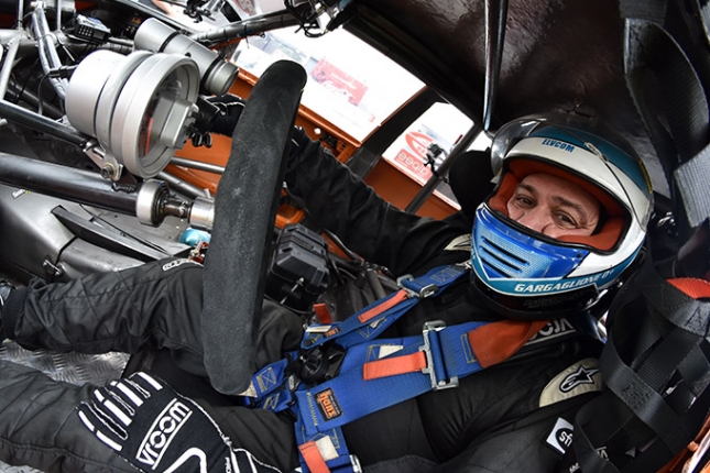 Jorge Gargaglione en el lugar donde más feliz se siente: arriba de un auto de carrera. 