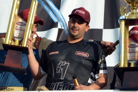 Diego Chao festeja en el podio la victoria y el &quot;bicampeonato&quot; conseguido en la Clase A del Procar4000.