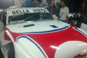 La Chevy blanca, roja y vivos azules de Roque Claps con la que reaparecerá en la Clase A del Procar4000 el fin de semana en la 1º fecha del año.