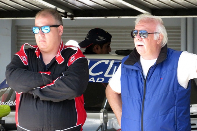 Leandro (izquierda) y Horacio Sande (derecha), hijo y padre, esperan la segunda fecha del Procar4000 para regresar a las pistas con autos renovados.