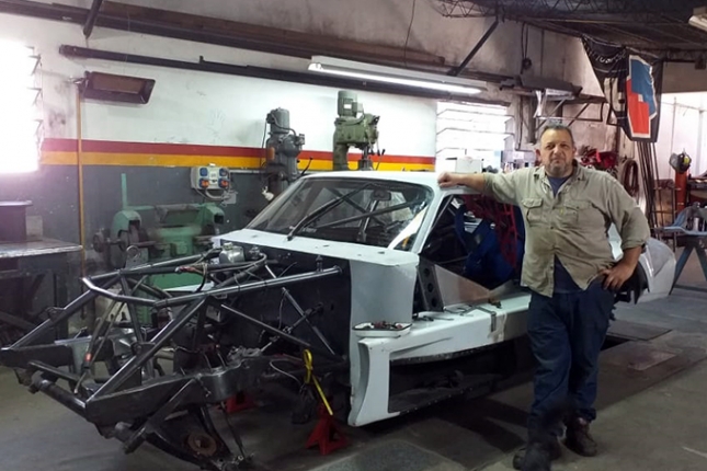 &quot;Pocho&quot; Martellini junto a la Chevy que manejará Facundo Ludueña en su regreso a la Clase B del Procar4000.