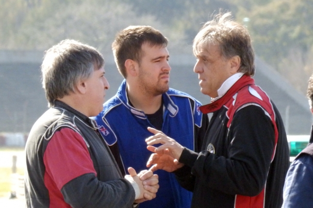 Los Panella afrontarán el campeonato 2016 con nuevos autos. Jorge Panella padre (izquierda) irá con el Ford negro mientras que Jorgito (medio) irá con el Ford Blanco ex Sande. ¿Y Codiroli? 