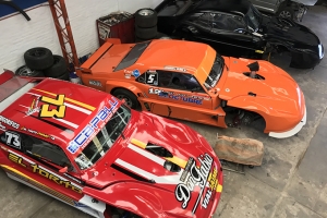 Los autos de Martin Cornet, Leo Olmos y Fernando Bravo en las nuevas instalaciones del Durante Competición en Muñiz. De acá salen listos para las carreras.