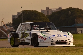 El Ford de Adrián Gil se está alistando en el taller del Maxi Lucero Racing para la 11º fecha del año.