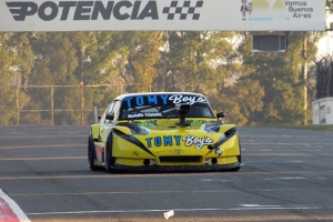 La Chevy N° 28 es atandida por el DMC Team y motorizada por &quot;Toto&quot; Pereiro