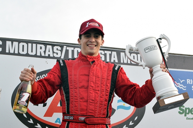 Daniel Nefa festejó desde lo más alto del podio la victoria conseguida en la final de los invitados de la Clase A del Procar4000.