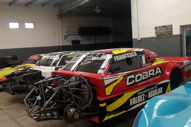 Los autos del equipo, la Dodge de Diamante y la Chevy de Costanzo, que forman parte de la Clase A y B del Procar4000.