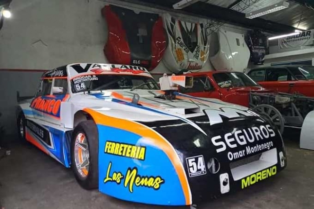 El taller del Vaccaro Racing donde se ven los autos de Mastantuono y Penelas-Gauna. También trabajará junto a Lautaro Miranda.