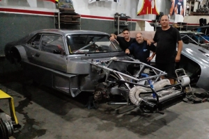 Alan Guevara junto a la Chevy 0km con la que correrá en la temporada 2022 dentro de la Clase B.