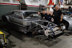 Alan Guevara junto a la Chevy 0km con la que correrá en la temporada 2022 dentro de la Clase B.
