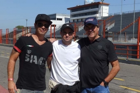 Emiliano Tardivo (centro) espera por la preparación final del motor para concretar su regreso a la Clase B del Procar4000 con la Dodge Nº 51.