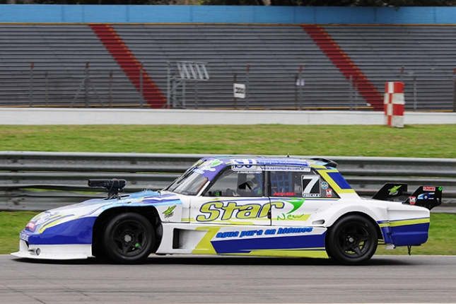 Germán Marquiegui con el auto de Adrián Gil terminó primero en la clasificación de los invitados.