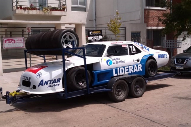 Antar continua trabajando en su Chevy