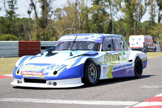 Adrián Gil y el Ford Falcon del Star Racing que irá con colores nuevos en la temporada 2019.