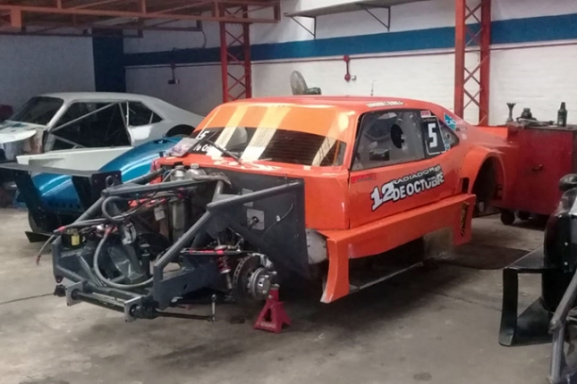 La Chevy naranja de Leo Olmos espera el arranque del campeonato en el &quot;bunker&quot; del Durante Competición.