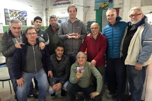 Adrian Ciocci recibió la maqueta en homenaje a Martin Cornet. Gracias a Oscar Romano y Jorge Cappelleti por lo realizado en la tarde-noche del jueves.