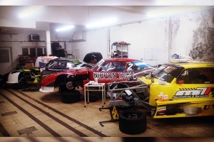 Los tres autos en el taller del Lucero Racing esperan el arranque de la temporada 2019 del Procar4000. Sus pilotos serán Matías Lucero, Martín Taddeo y Sebastián Soler.